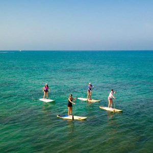 קורס גלישה וחתירה בסאפ - גל ים בחוף