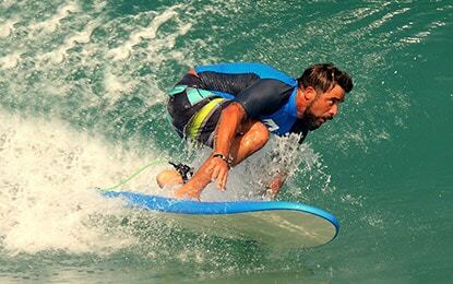 קבוצת מבוגרים גלישה גל ים